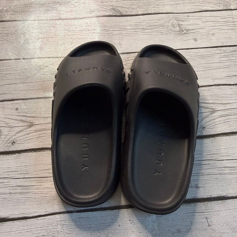 Young LA Black Slides (no box) Size: 6 - Picture 3 of 4